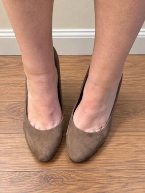Easy Spirit Taupe Suede Wedge Pumps Womens Size 10 Round Toe Comfort Shoes